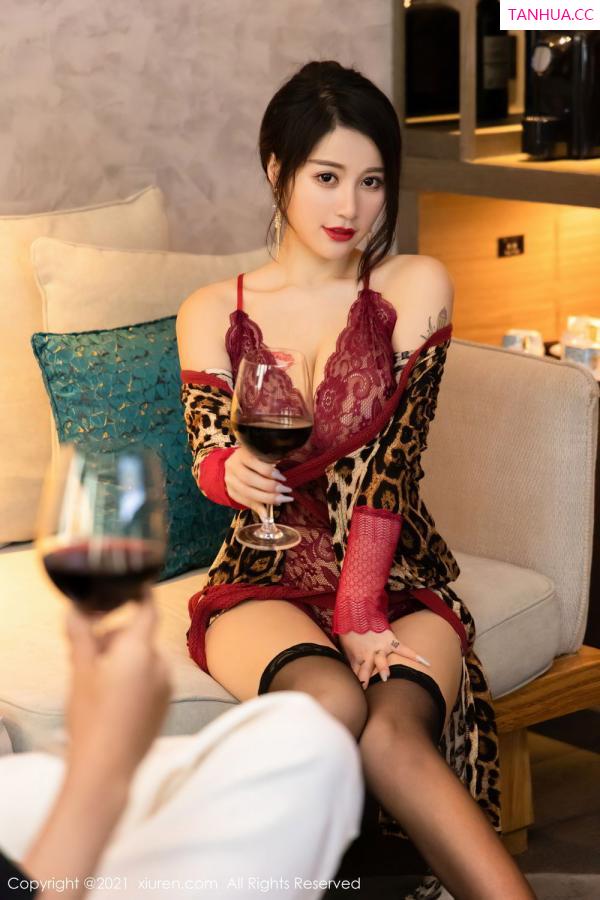 美七Mia  美七Mia的剧情主题 送瓶红酒到房间第40张图片